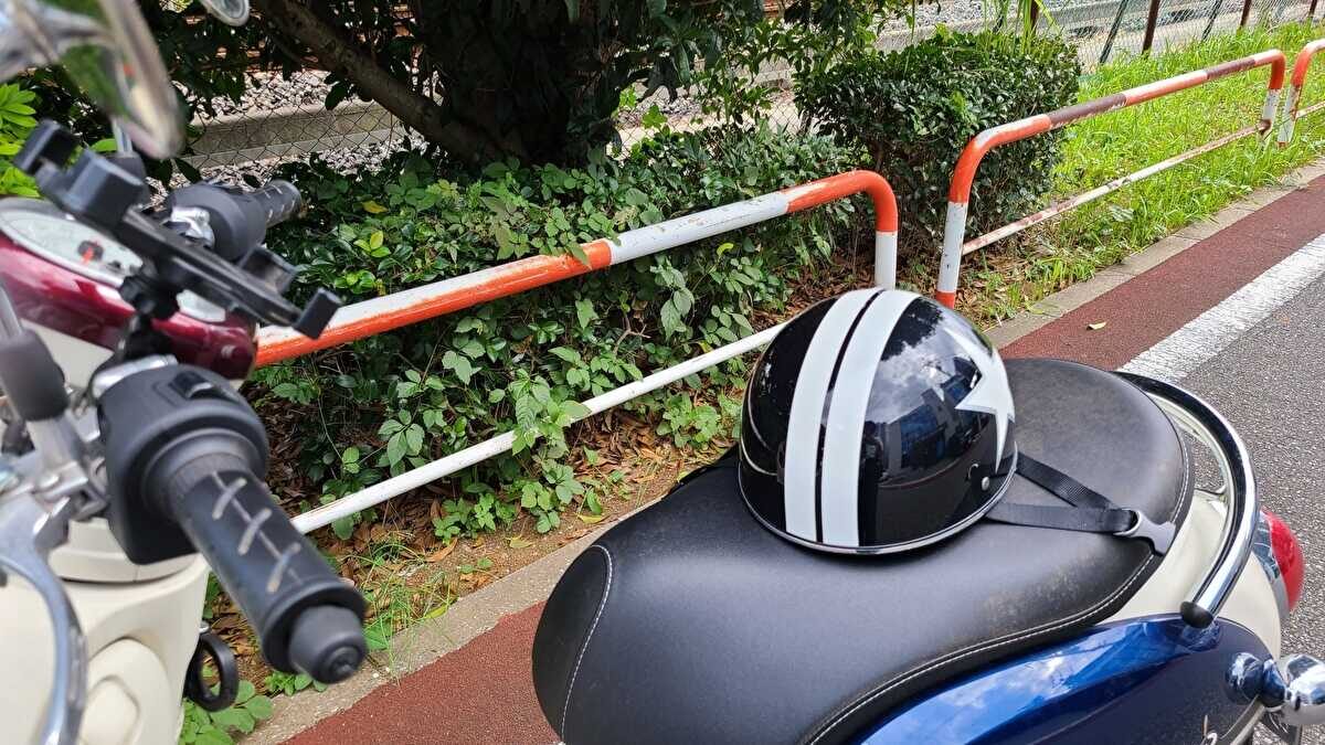 ヘルメットの下に帽子 違反